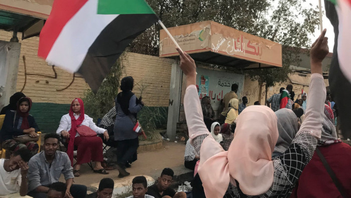 Manifestantes en Jartum exigen la renuncia de la junta militar que tomó el poder en Sudán.