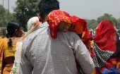 Niño con un pañuelo para protegerlo de las altas temperaturas en Nueva Delhi. 