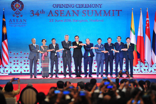 La ceremonia de apertura de la 34 Cumbre de la ASEAN se llevo a cabo el domingo en Bangkok.