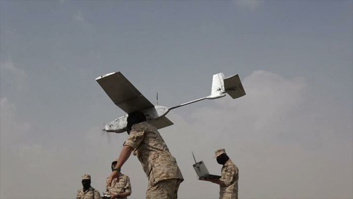 Soldados yemeníes prueban dron antes de ser usado en un ataque contra Arabia Saudita.