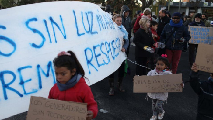 Vecinos de la ciudad argentina de La Plata protestan por la falta de electricidad desde el sábado pasado.