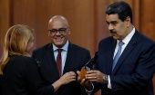 El presidente de Venezuela, Nicolás Maduro, entrega un premio en el marco del Día del Periodista.