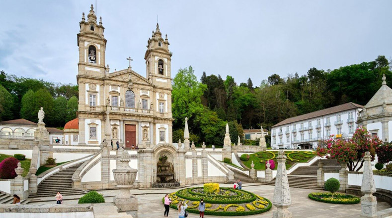 El santuario del Buen Jesús del Monte, de estilo barroco, se encuentra en la ladera de una montaña que tiene vista a la ciudad de Braga, localizada al norte de Portugal, construido durante un período de 600 años.