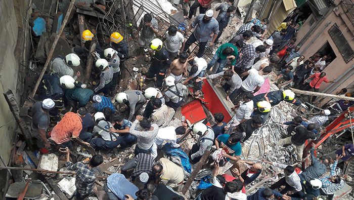 Rescatistas continúan en la búsqueda de sobrevivientes del derrumbe del edificio.