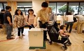 Japoneses asisten a los centros de votación para participar en los comicios legislativos.