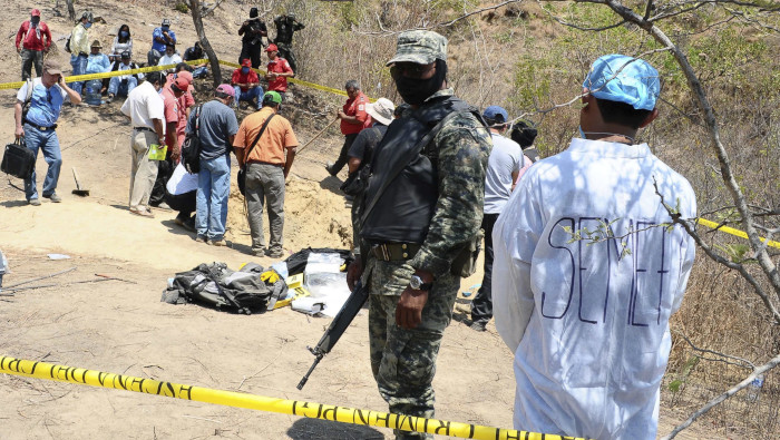 En la imagen de archivo, soldados mexicanos resguardan la zona donde fue hallada una fosa clandestina.
