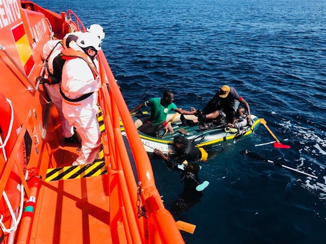 Las autoridades de Salvamento Marítimo recibieron avisos de avistamiento de embarcaciones precarias y acudieron a la zona posibilitando el rescate.