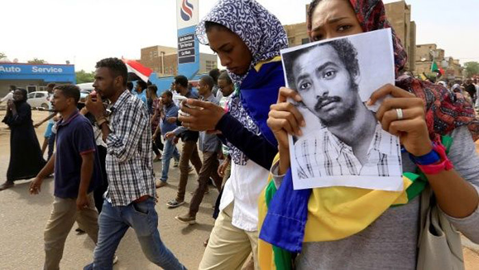 Los sudaneses han salido a las calles con banderas y fotografías de personas fallecidas en protestas desde diciembre pasado para exigir justicia.