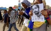 Los sudaneses han salido a las calles con banderas y fotografías de personas fallecidas en protestas desde diciembre pasado para exigir justicia.