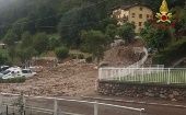 El deslizamiento de tierra ocurrido en el norte de Italia sepultó autos y llenó las calles de escombros.