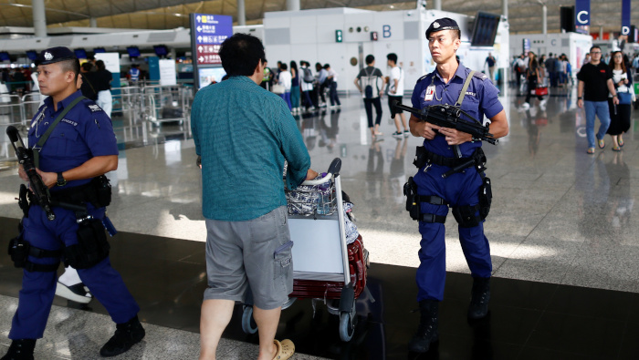 Policías resguardan la seguridad este miércoles en el aeropuerto internacional de Hong Kong.