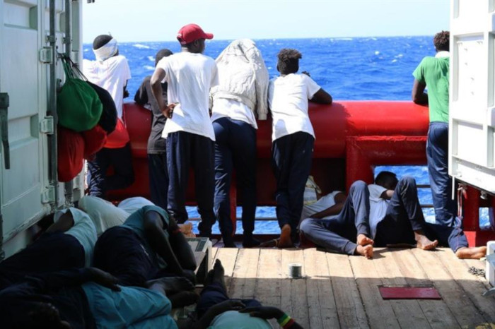 Migrantes a bordo del buque de rescate Ocean Viking, que se encuentra en el mar Mediterráneo central.