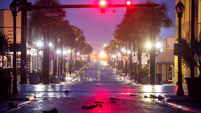 Las calles en Daytona Beach, Florida, están vacías debido a la orden de evacuación por el huracán Dorian.