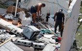 Residentes observan los escombros después de que el huracán Dorian azotara la Isla Gran Bahama.