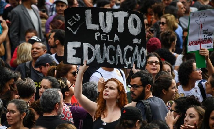 La Unión Nacional de Estudiantes de Brasil convocó a pintarse las caras e ir vestidos de negros para expresar indignación y luto.