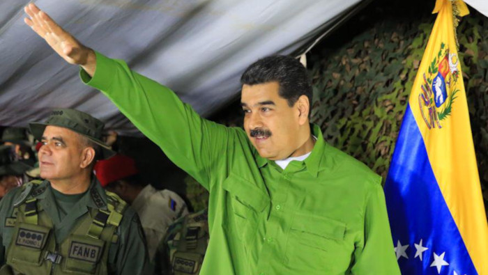El presidente Nicolás Maduro maduro saluda a los militares que defienden la frontera venezolana con Colombia.