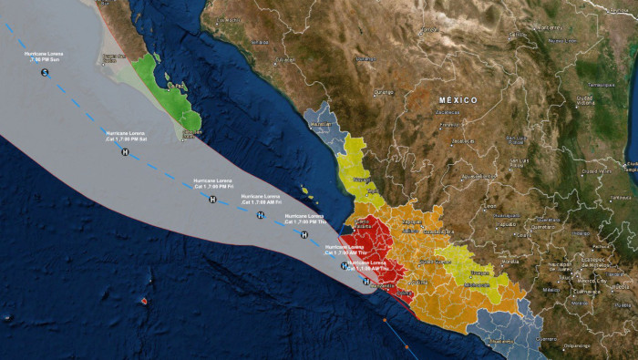 Las autoridades mexicanas emitieron alerta roja ante la inminente llegada del huracán Lorena.