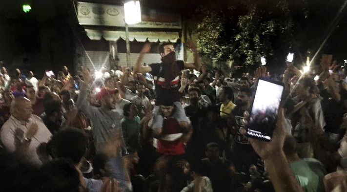 Los manifestantes acudieron a la céntrica plaza tras una convocatoria realizada en las redes sociales.