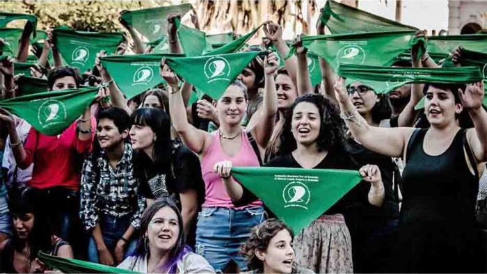 Las mujeres argentinas agitan sus pañuelos verdes como símbolos de sus derechos