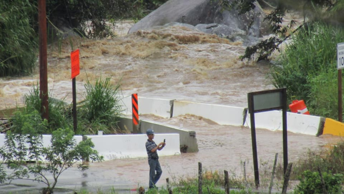 Un hombre pasa cerca de una inundación durante la tormenta tropical Karen en Yabucoa, Puerto Rico.
