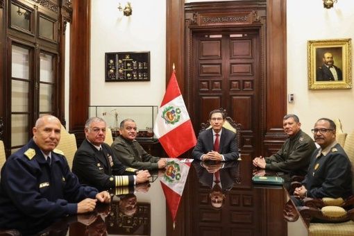 Los altos dirigentes de los organismos militares y policiales decidieron "respaldar el orden constitucional", con el apoyo al presidente Vizcarra.