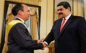 El presidente venezolano condecoró al embajador cubano Rogelio Polanco "por su desempeño y como símbolo de hermandad".