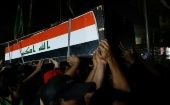 Los hombres llevan el ataúd de un manifestante que fue asesinado durante las protestas antigubernamentales en Bagdad.