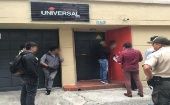 Periodistas de Pichincha Universal manifestaron su rechazo contundente a la presencia de la Policía en la sede del medio.