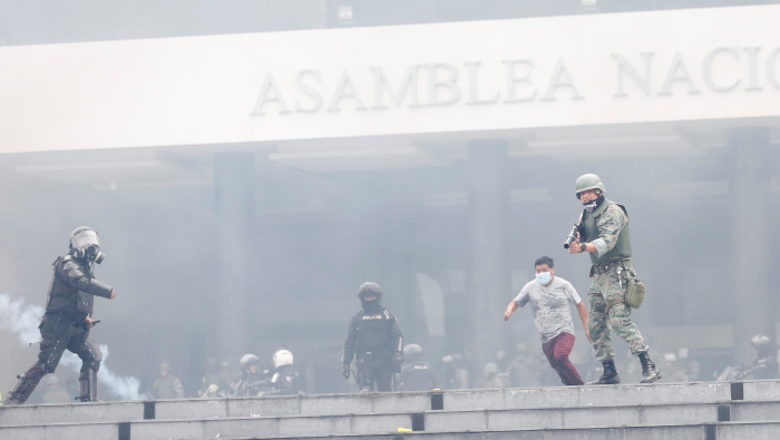 Policías antidisturbios de Ecuador dispersan a manifestantes en las inmediaciones de la Asamblea Nacional.