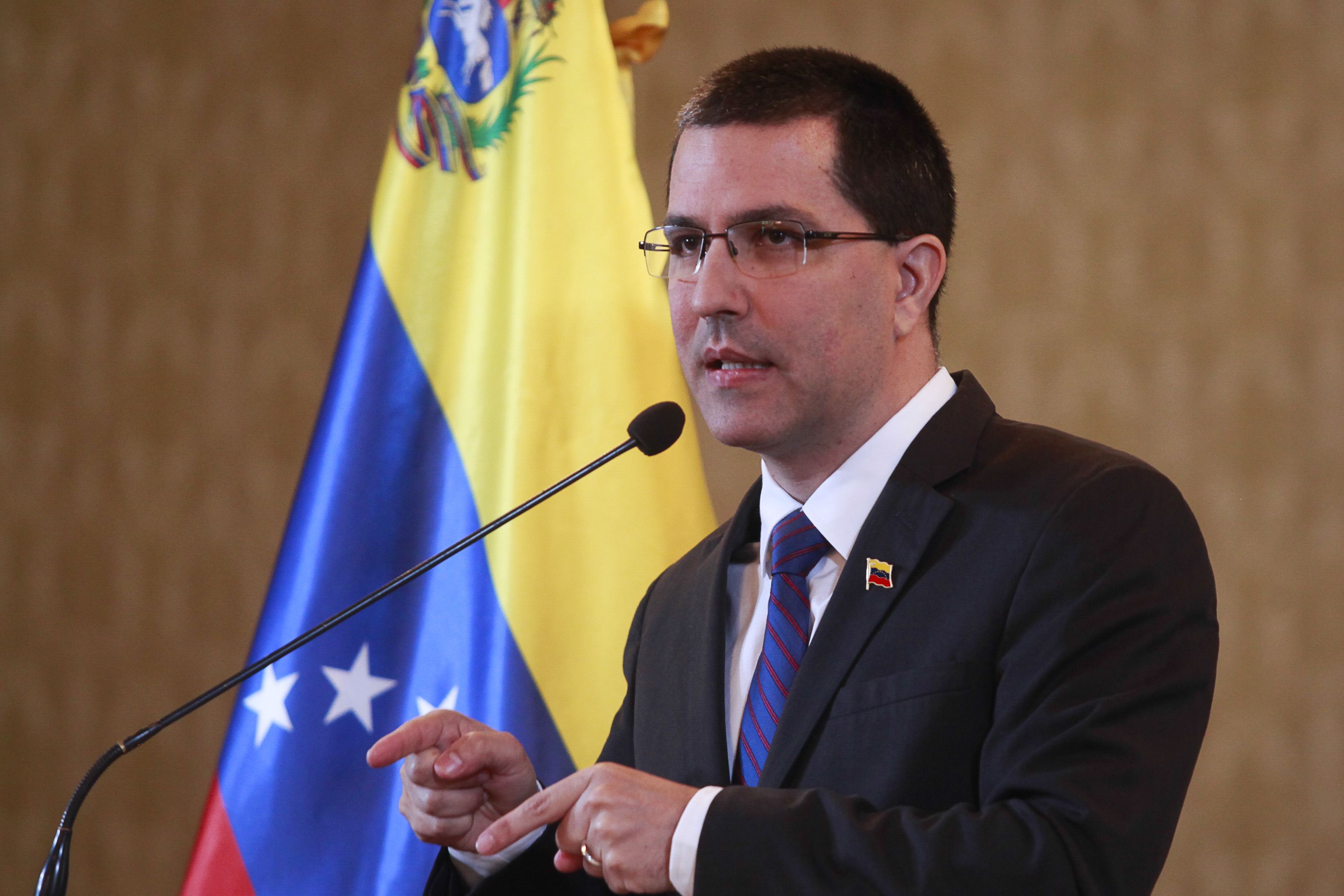 El diplomático venezolano también instó a la comunidad internacional en atender los conflictos por los que atraviesa la nación colombiana.