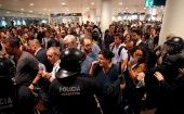 Miles de personas permanecen a las puertas de la Terminal 1 mientras que otros se dirigen al aeródromo catalán a pie.
