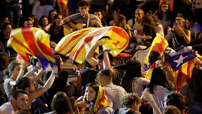 Miles de catalanes toman las calles de Barcelona en apoyo a la huelga general.