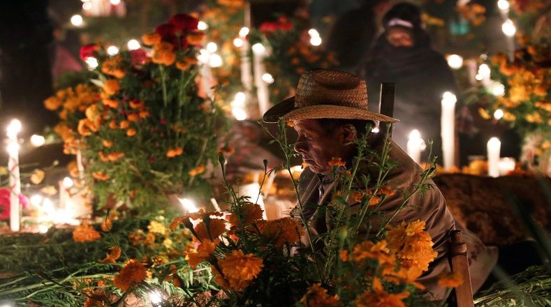  Las comunidades indígenas de Méxicos visitan las tumbas de sus seres queridos en Santa María Atzompa. Allí limpian las lápidas y las decoran flores y velas.