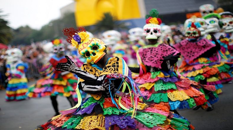 Con calaveras, catrinas, alebrijes (criaturas con elementos fisonómicos de animales) y flores de cempasúchil, México celebra este día.