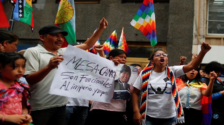Argentina, 11 de noviembre. La demostración a favor de Evo Morales ocurrió un día después de su renuncia para pacificar al país, en medio de actos de violencia y racismo por parte de grupos opositores contra campesinos, indígenas y miembros del Movimiento Al Socialismo (MAS).