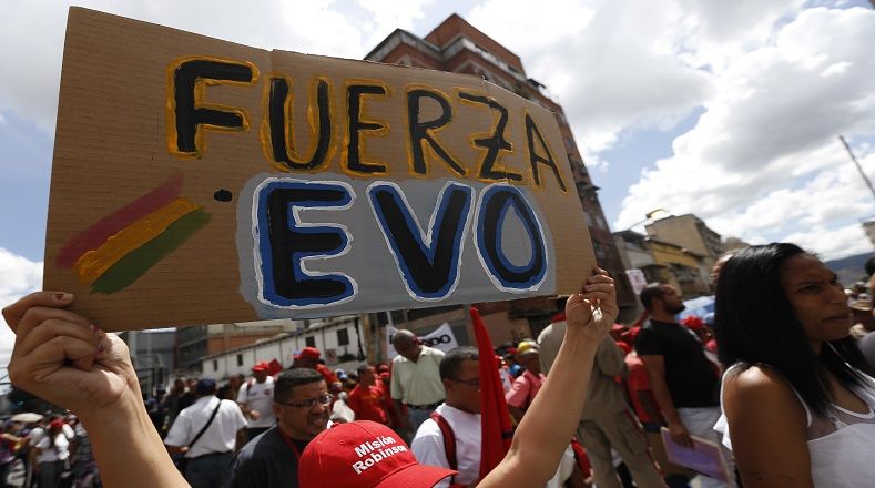 Venezuela, 12 de noviembre. En Caracas, cientos de personas salieron a marchar en defensa de la democracia y contra el golpe de Estado en Bolivia.