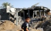Un menor palestino frente a los restos de una casa destruida en un ataque aéreo israelí en el sur de Gaza.