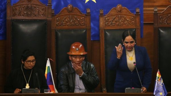La presidenta del Senado, Eva Copa, el vicepresidente, Pedro Gómez, y la segunda presidenta, Carmen González, en sesión este jueves en La Paz.
