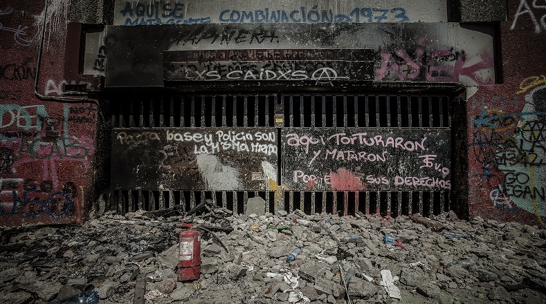 Estación de metro Baquedano cubierta de escombros. Es un lugar donde fueron torturados jóvenes manifestantes por la policía chilena. Es un lugar individualizado como centro de tortura (Santiago de Chile).