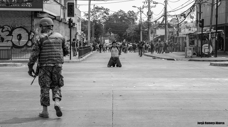 Hombre se arrodilla en medio de la avenida, gritando a militares del Ejército chileno: "Dispárenme a mí y no a todo el pueblo como lo hicieron en el 73". (Santiago de Chile, Comuna de maipú).