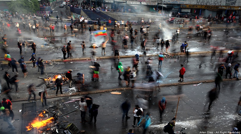 Manifestacion en Plaza de Puente Alto, FF.EE resguarda el lugar mientras las personas se manifiestan pacificamente en el lugar (Santiago de Chile, 21 de octubre de 2019).