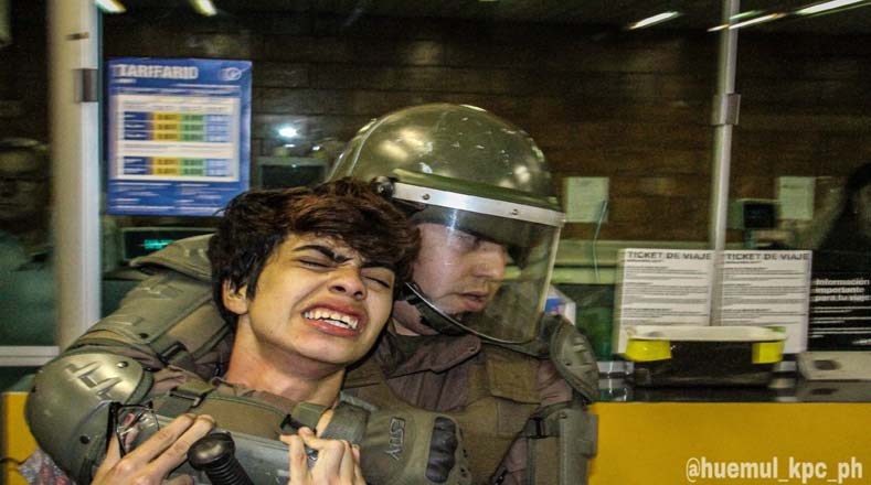 Tras primeros días de manifestaciones en el metro de Santiago, evasiones al transporte público terminan en enfrentamientos, en uno de los cuales un estudiante de secundaria es detenido por efectivos de Fuerzas Especiales de Carabineros de Chile.
