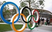 Los anillos olímpicos se muestran frente al nuevo Estadio Nacional, donde serán inaugurados los Juegos Olímpicos de Tokio 2020.