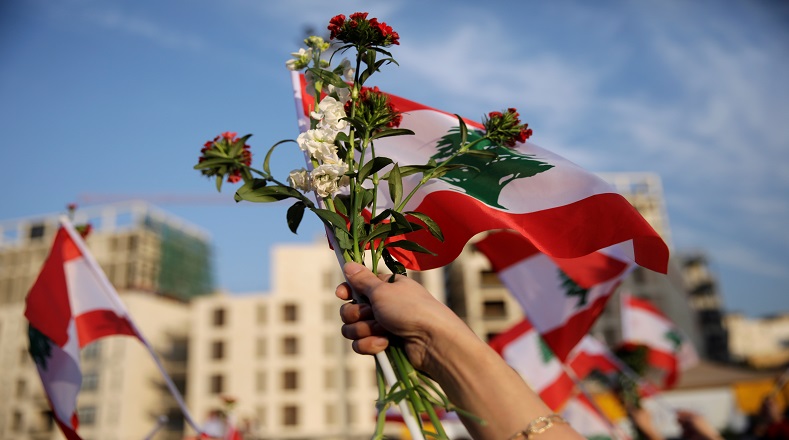 Los manifestantes se concentraron en la plaza de los Mártires de Beirut (capital) para expresar una vez más su deseo de un país mejor y una independencia más verdadera. “Hoy, exigimos una independencia limpia y un país donde podamos vivir con dignidad y orgullo”, afirmó uno de los asistentes a la concentración.