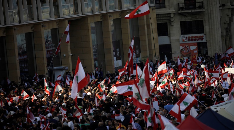 Los libaneses llevaban banderas del país durante la conmemoración, mientras se espera que las organizaciones políticas lleguen a un acuerdo para formar un nuevo Gobierno.