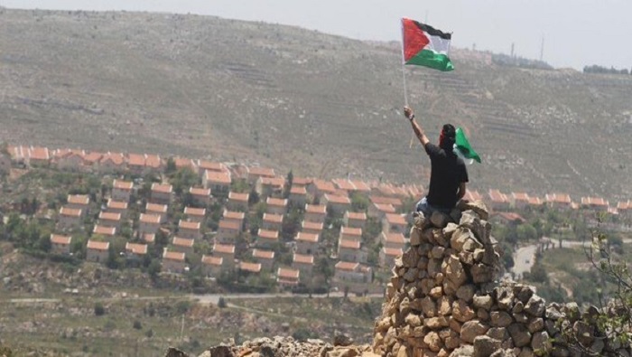 Esta ocupación cambien restringe la libertad de movimiento de los palestinos, a través de cientos de puestos de control y otros obstáculos que Israel considera necesarios para proteger los asentamientos.