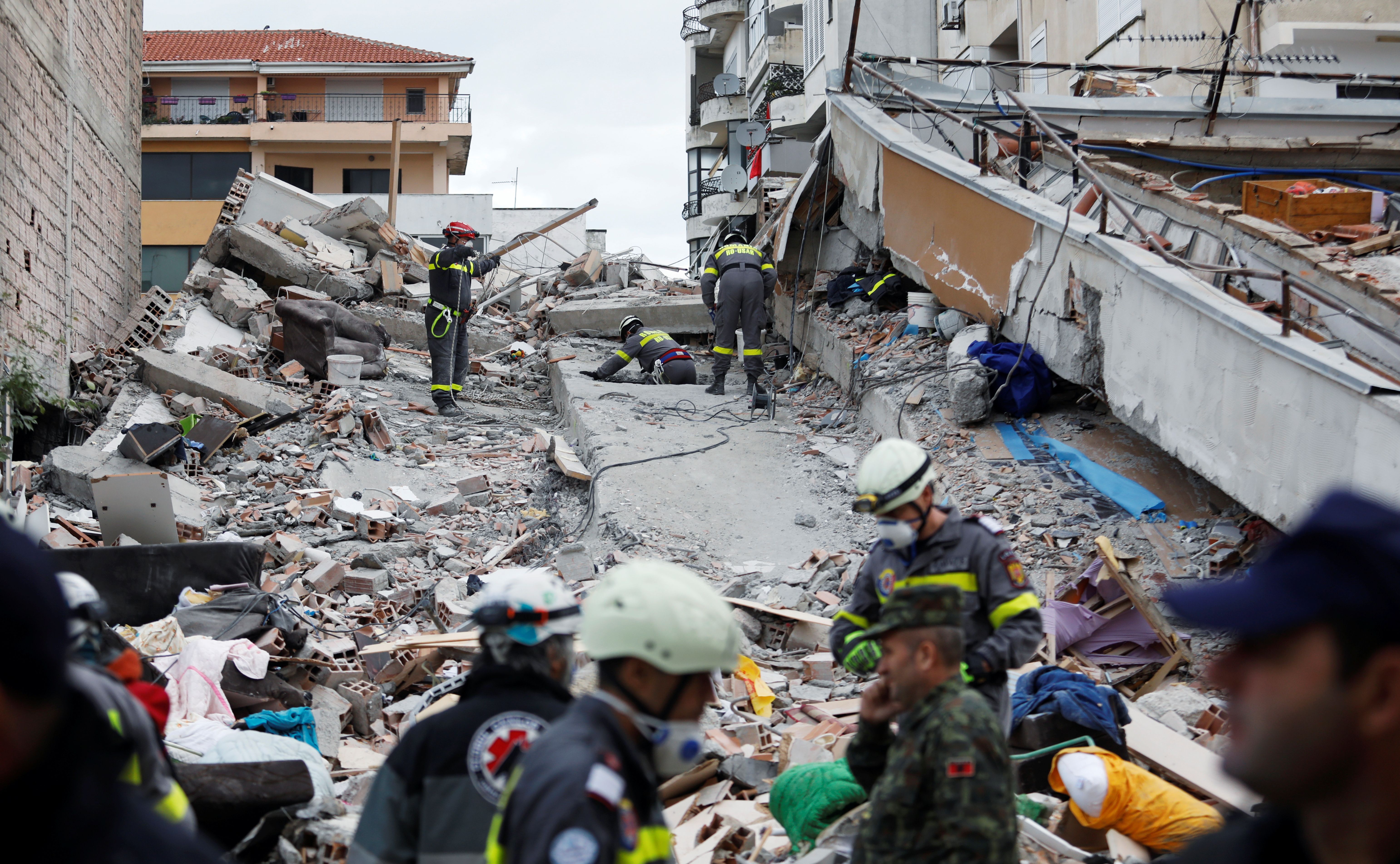 Rescatistas intensifican sus búsquedas a pesar de las permanente réplicas que ha dejado el terremoto de 6,4 en la escala de Richter.