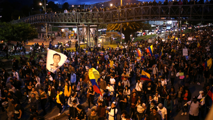Manifestantes se reúnen durante una protesta en el marco del paro nacional en Colombia que cumple ocho días.