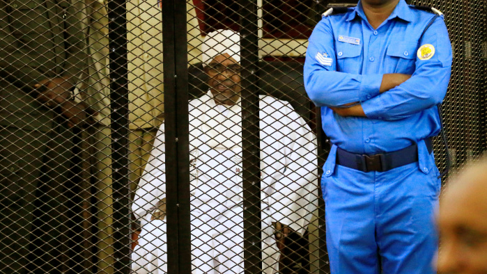 El expresidente sudanés Omar al Bashir durante la audiencia del veredicto que lo condenó por cargos de corrupción en un tribunal en Jartum.