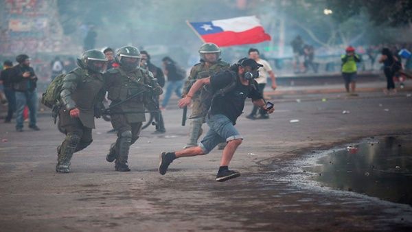 Les policiers ont diverses armes et la permission de leurs autorités pour s'en prendre aux manifestants chiliens, tandis que les allégations de violations des droits humains s'accumulent. 